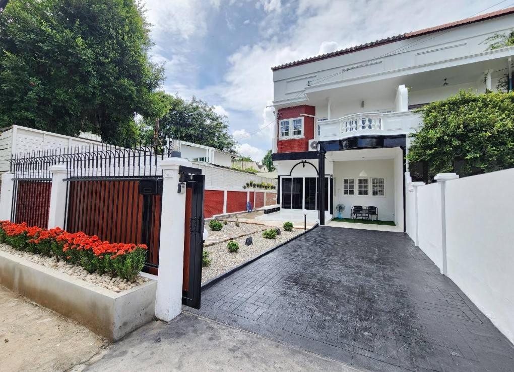 Boxsoon Nimman 2 # 4Beds 3Baths Villa Chiang Mai Dış mekan fotoğraf